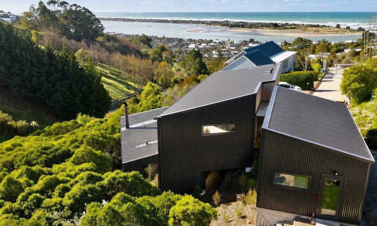Redcliffs House | Ocean Views | 3BR Home with Hot Tub & Parking