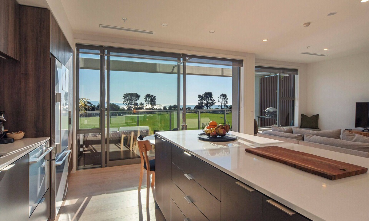 Tahunanui Apartment | Oceanview Beach Apartment with Spa Pool & Swimming Pools