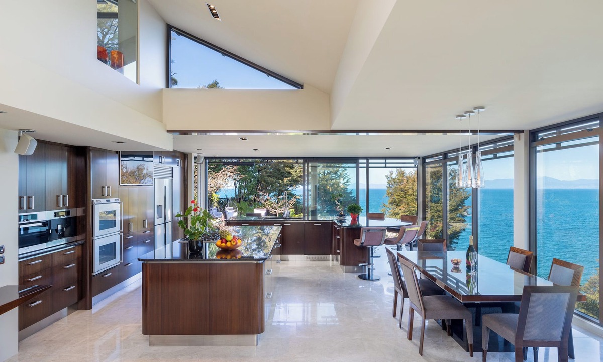 Ngaio Bay Cabin | Oceanview Penthouse Suite & Beach Access