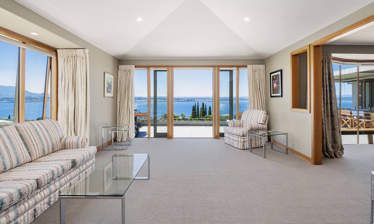 Acacia Bay House | Omaio - Taupo - Heated Indoor Pool, Spa Pool, Cinema Room, Lake Views