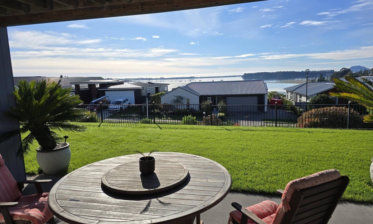 Omokoroa Apartment | Omokoroa Sea View Apartment, stunning views, amazing sun rises, quiet spot