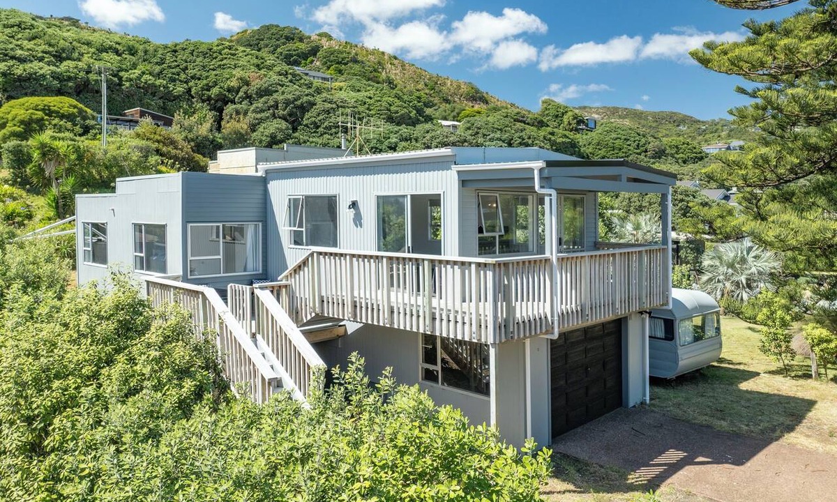 Piha House | OPPOSITE THE BEACH