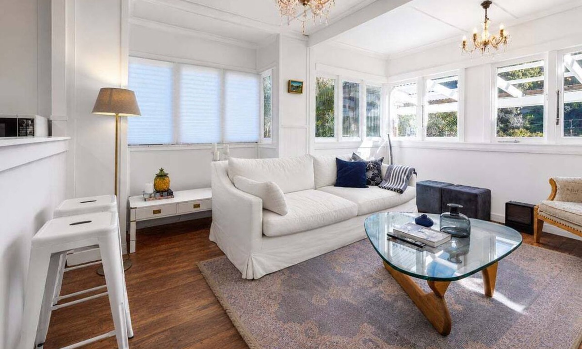 Surfdale Cottage | Oscar's Cottage by Waiheke Pure, charming, renovated, central