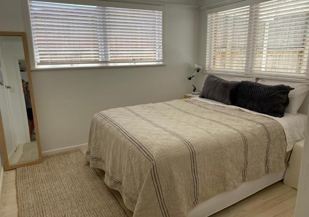 Mount Wellington Apartment | Own sunny quiet haven, own 1 bedroom house & garden with car park, central to Airport, CBD & Sylvia Park Mall