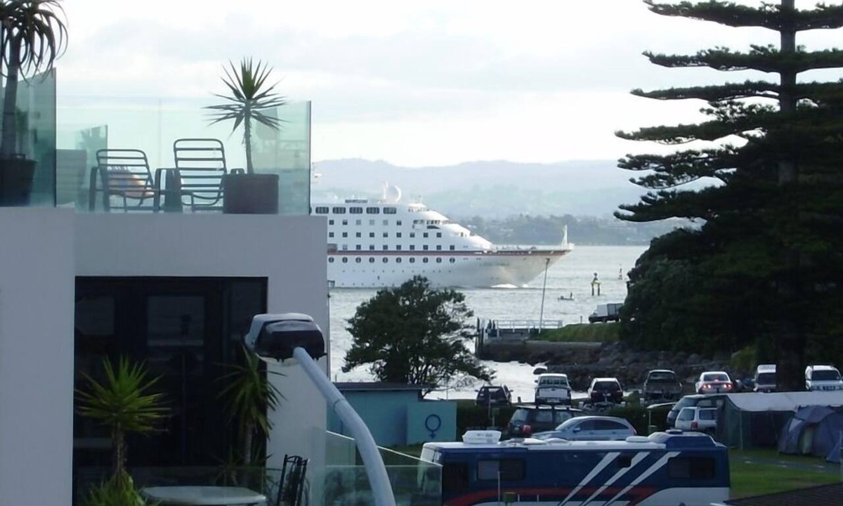 Mount Maunganui Apartment | Pacific Island-style @ the foot of 'Mauao' Mount Maunganui