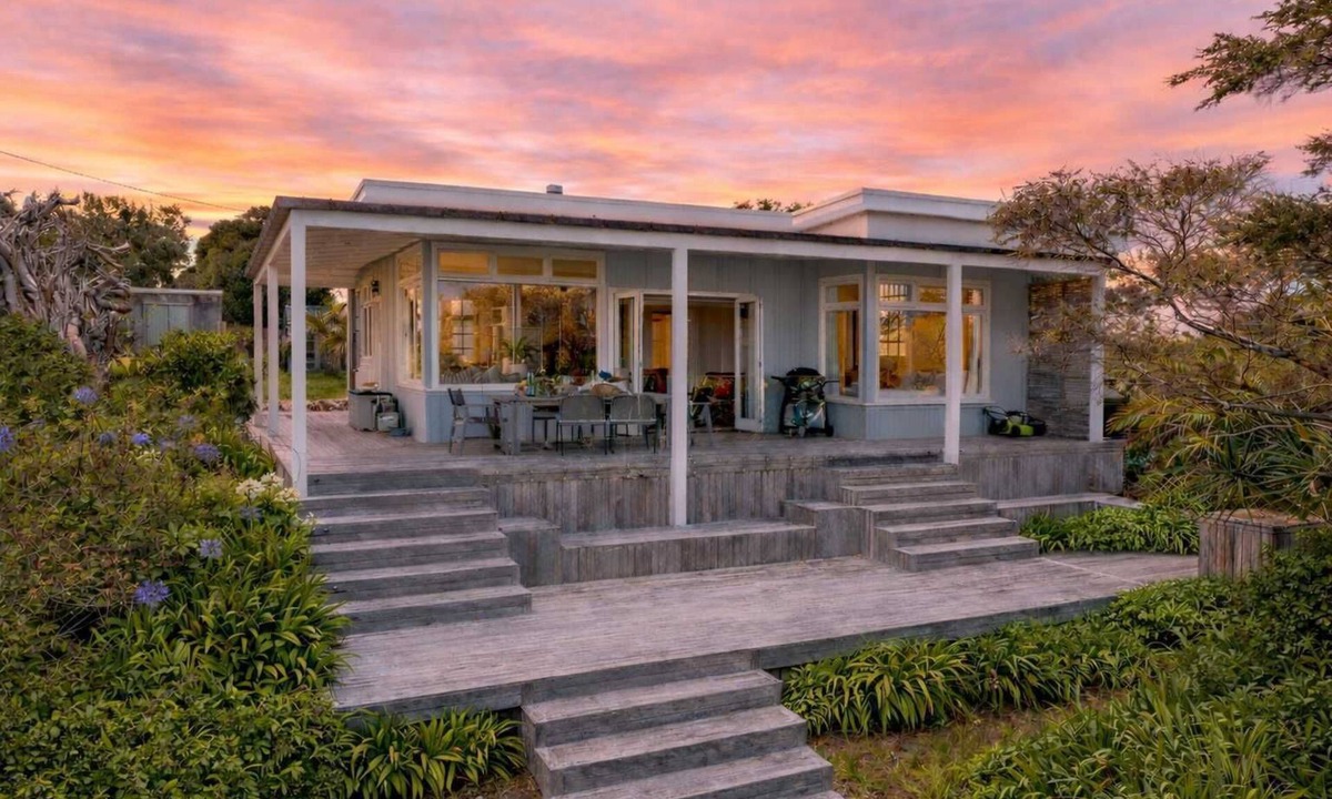 Oneroa House | Pat's Bach - Elevated Bay Views Over Little Oneroa