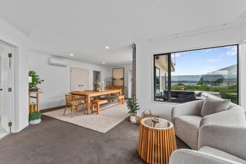 Taupo House | Pataka Lookout - Taupo