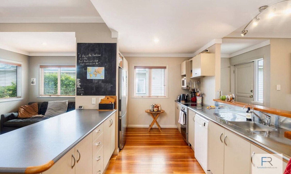 Point Chevalier House | Peaceful Point Chev home