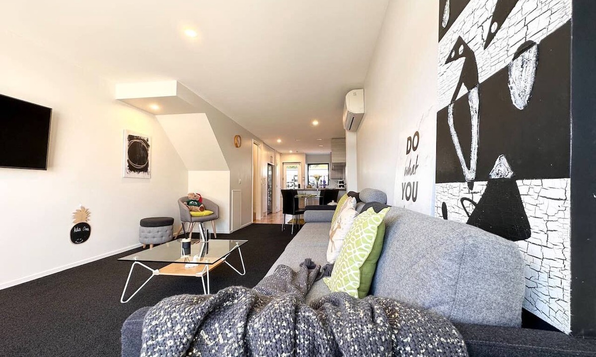 Christchurch City Centre Villa | Peacock townhouse with garage and balcony in Christchurch