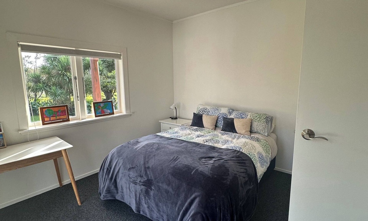 Raumati Beach House | Perfect Multi Family Raumati Home - 4BR + 2BR Wing