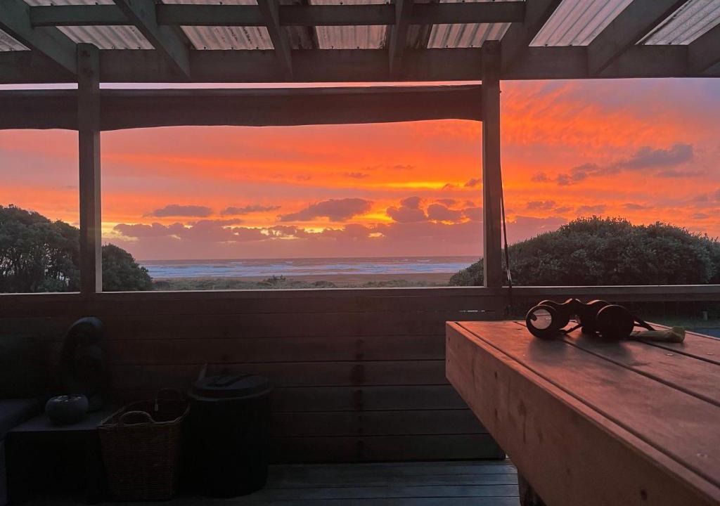 Piha House | Piha Sunset Bach