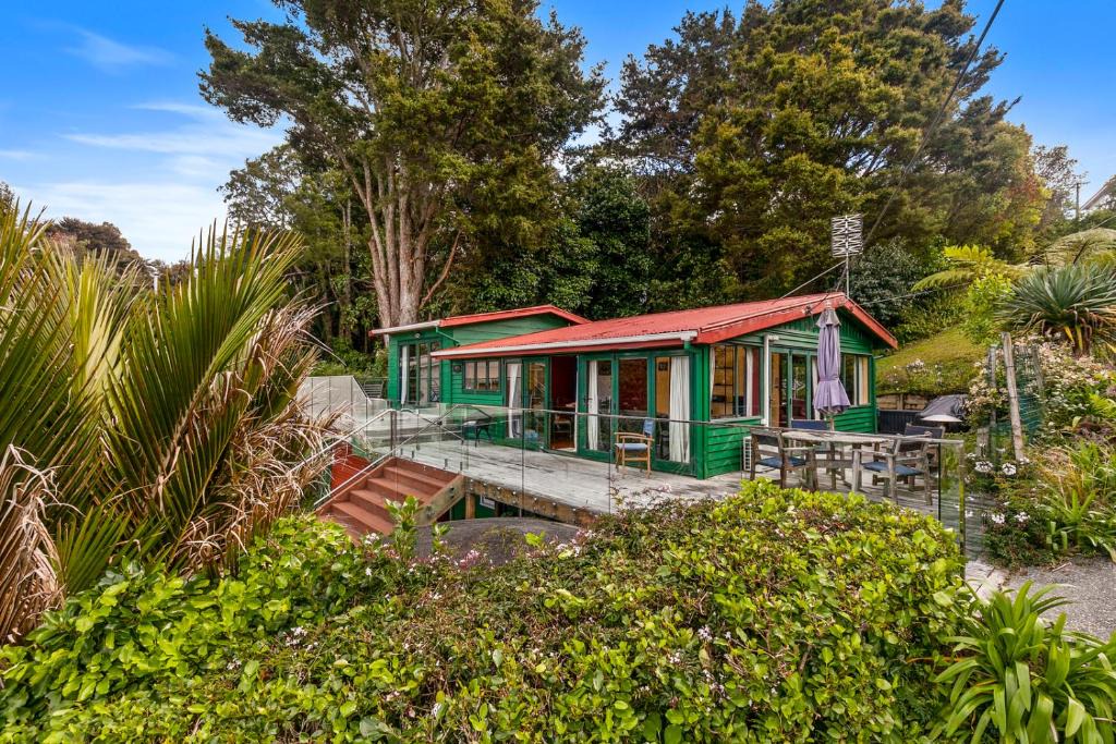 Tawharanui House | Pohutukawa Cottage - Matakana Holiday Home