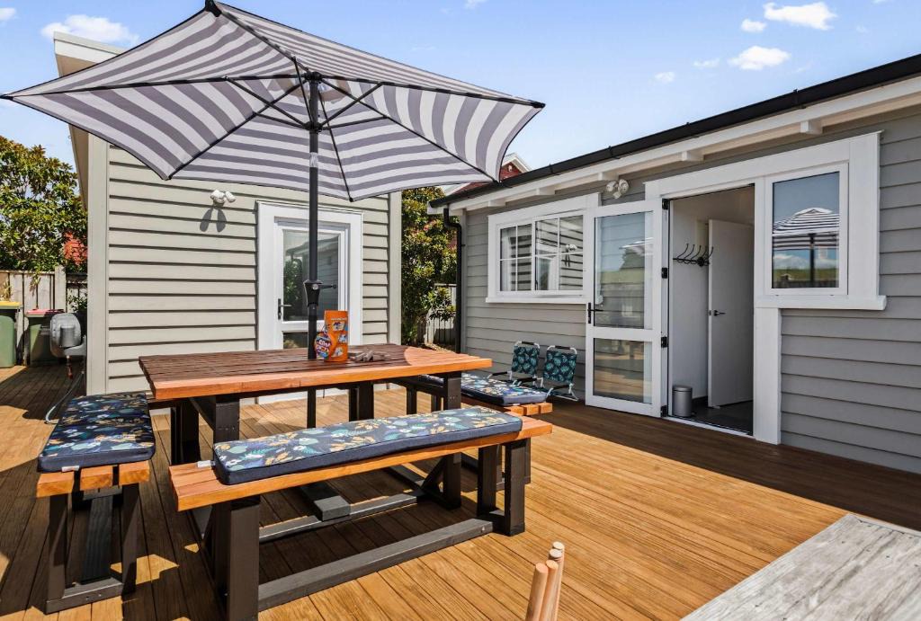 Waihi Beach House | Pohutukawa Cottage