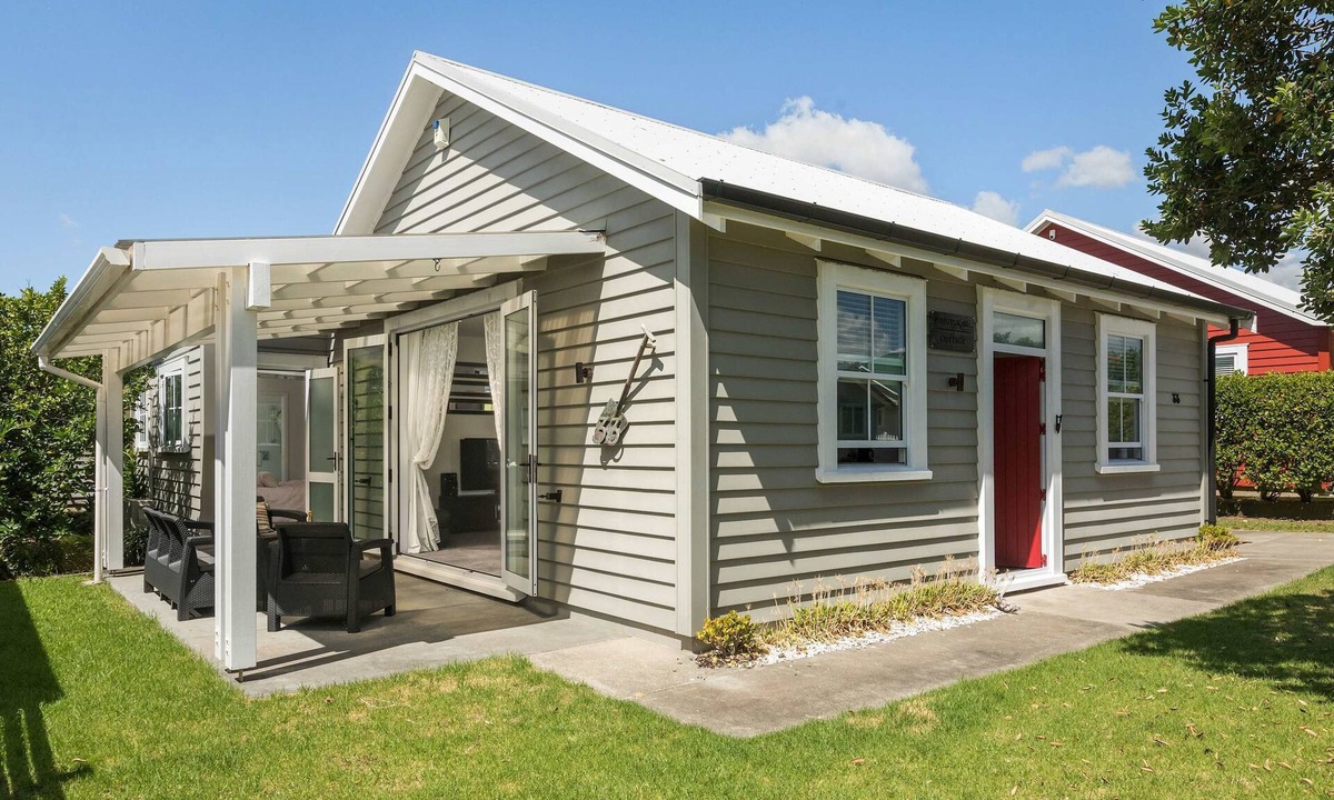 Waihi Beach House | Pohutukawa Cottage Escape to paradise at this stylish Waihi Beach holiday home!