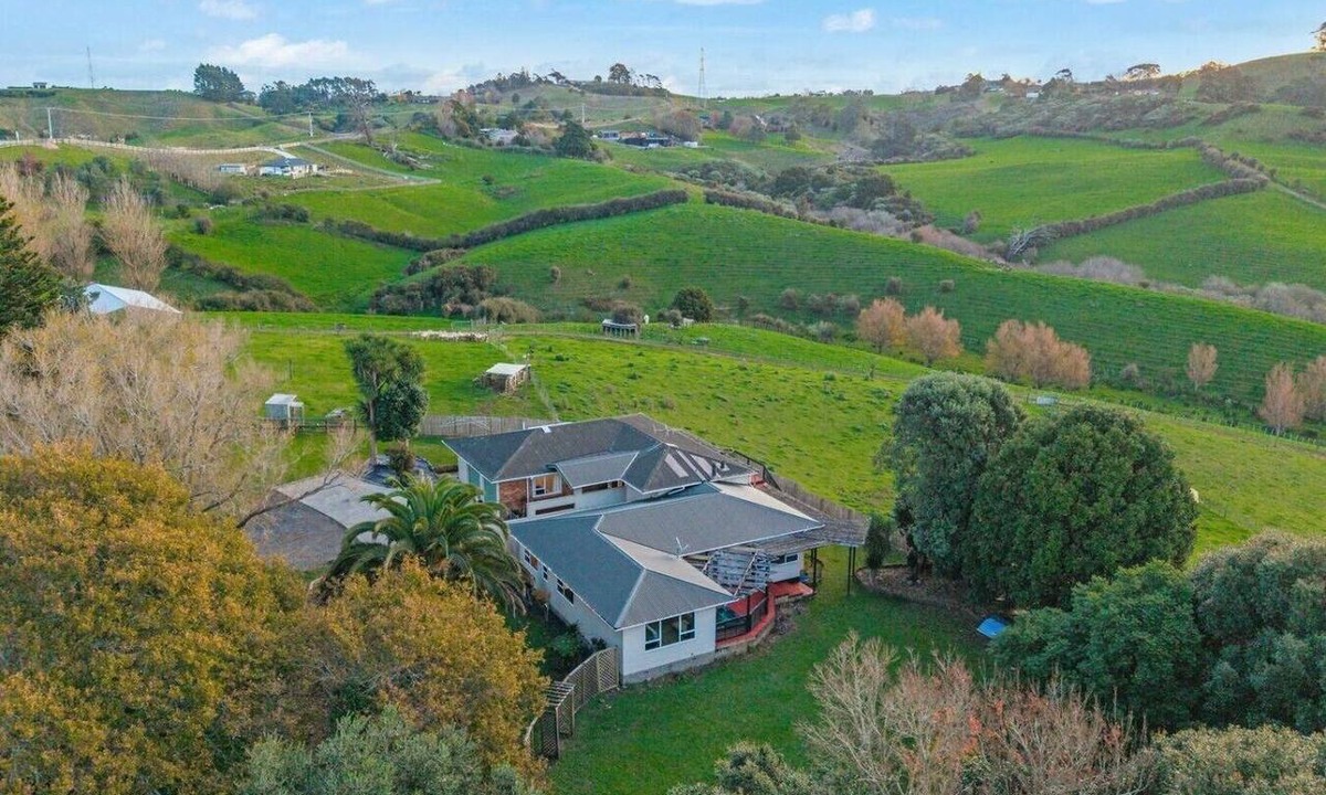 Pokeno House | Pokeno Country Retreat | Spa, BBQ and Rural Views