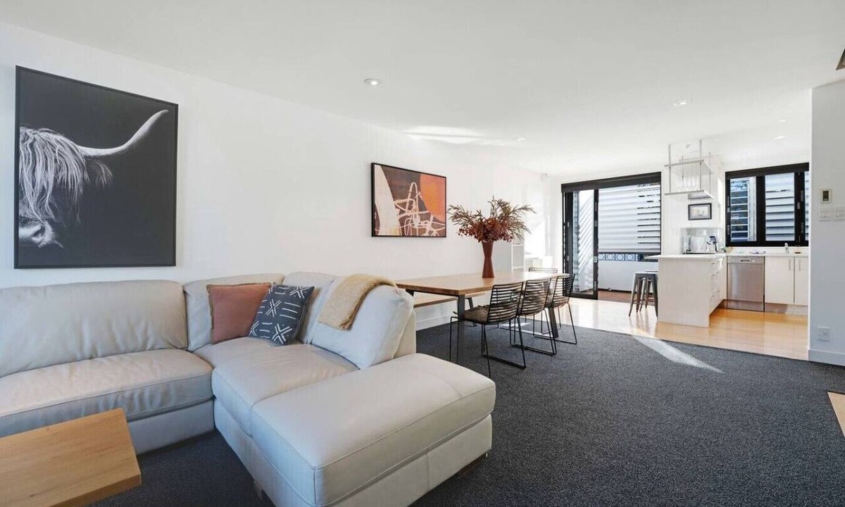 Ponsonby Villa | Ponsonby 4BR Townhouse w Parking | Walk to Shops