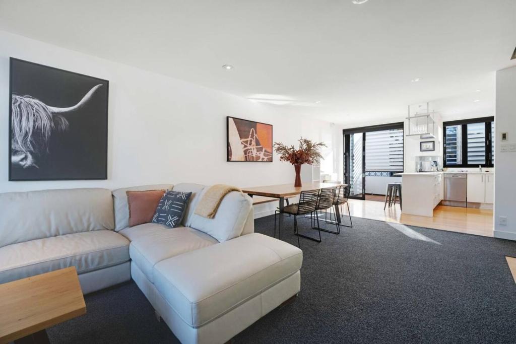 Ponsonby House | Ponsonby 4BR Townhouse w Parking - Walk to Shops