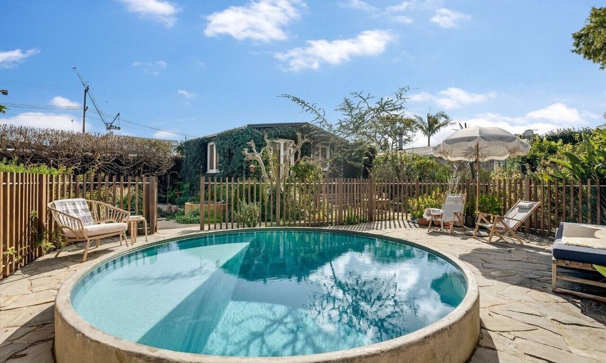 Auckland Villa | Pool + Fire Pit + Projector | Walk to Eden Park | Designer Retreat