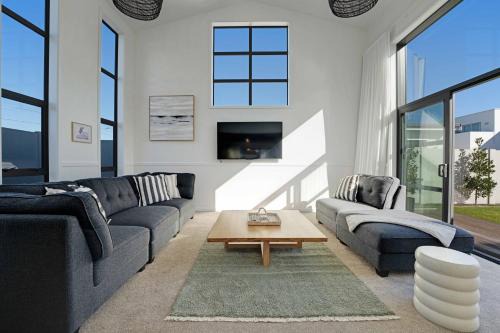 Omanu House | Premium Home with Sauna & Parking - Steps to Beach