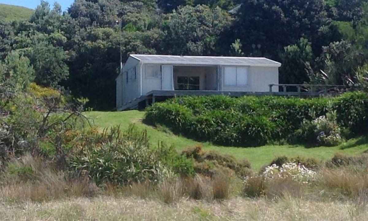Porangahau House | Prime Spot on the beach!
