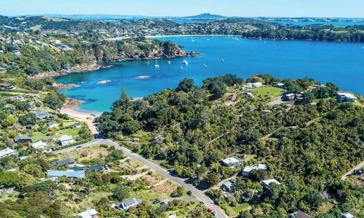 Waiheke Island Cottage | Privacy and romance, life by the beach