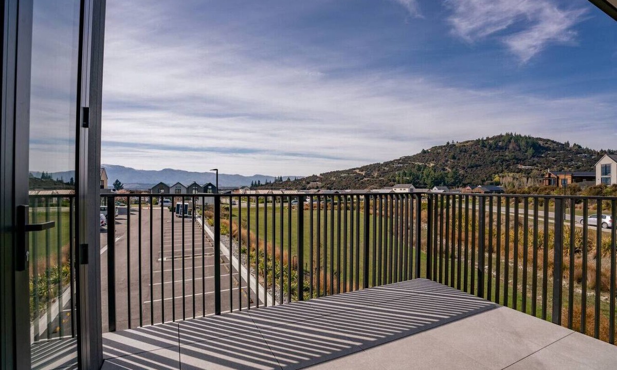 Wanaka Apartment | Private Balcony, 2 Bathroom, Free Washer Dryer