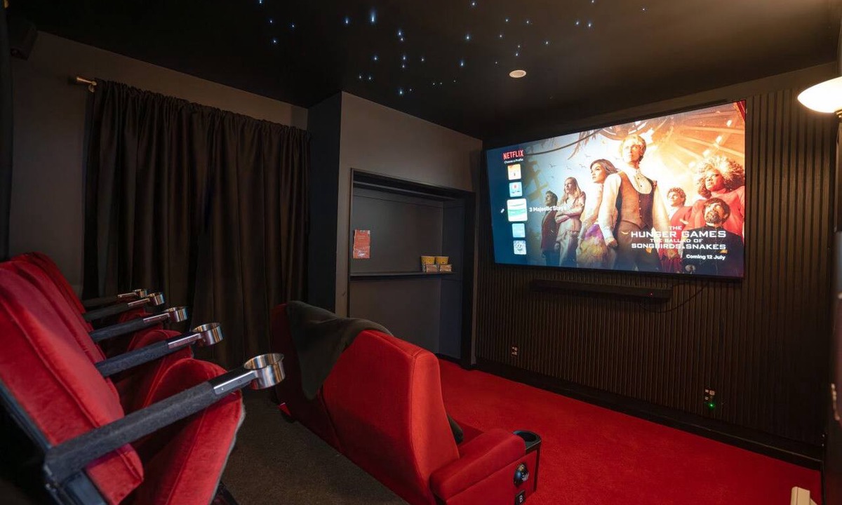 Linwood House | 🎞️ Private Cinema, Games Room, 6 Ensuites.Superhost,Free Parking, MiniGolf