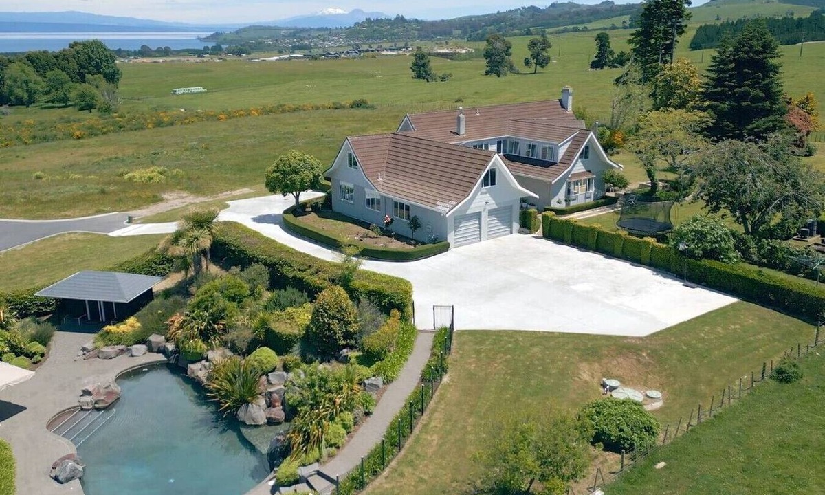 Nukuhau House | Private Estate, Pool, Spa & Lake Views, Taupō