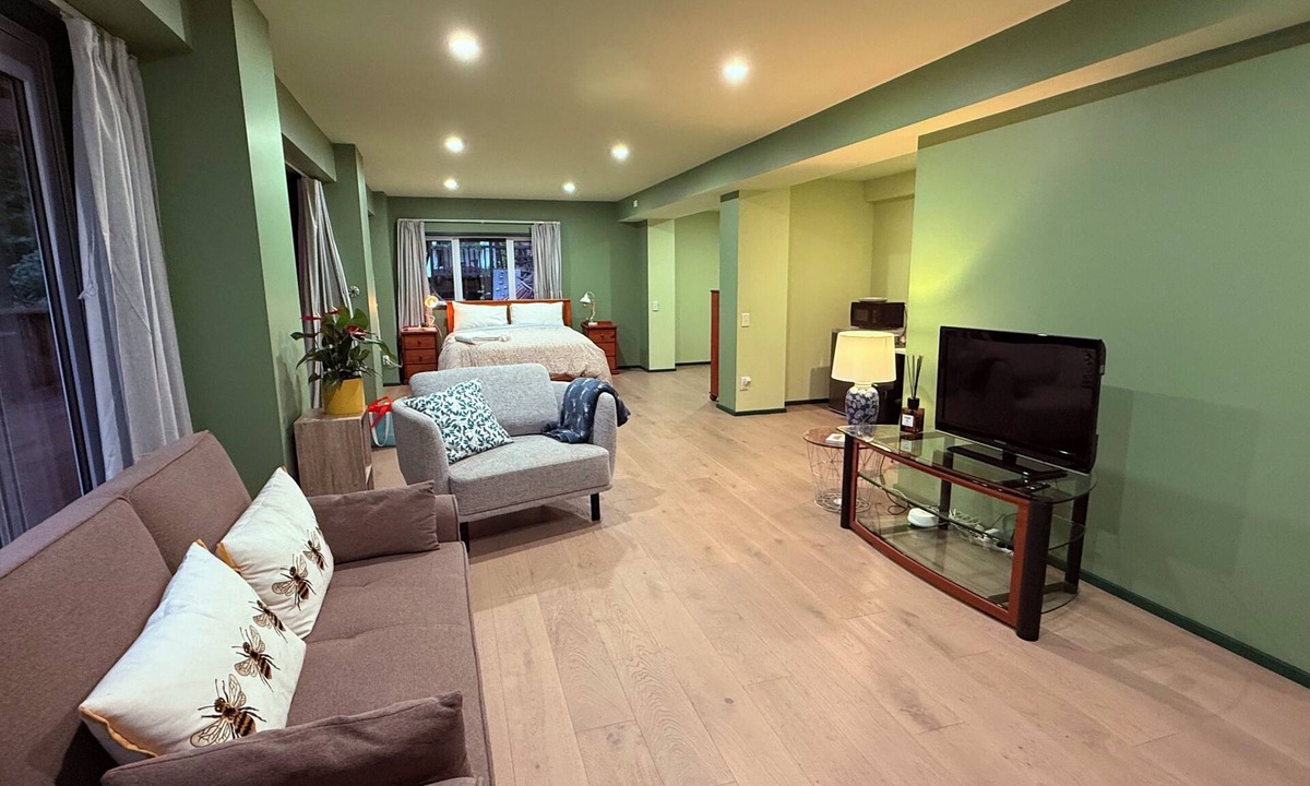 Titirangi Apartment | Private Peaceful Basement studio, Breakfast included, 10 min walk to beach