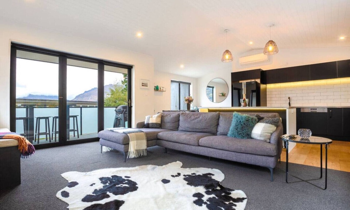 Queenstown House | Private Sauna & Cold Plunge | Spacious, Close To Town | Queenstown Hill Location
