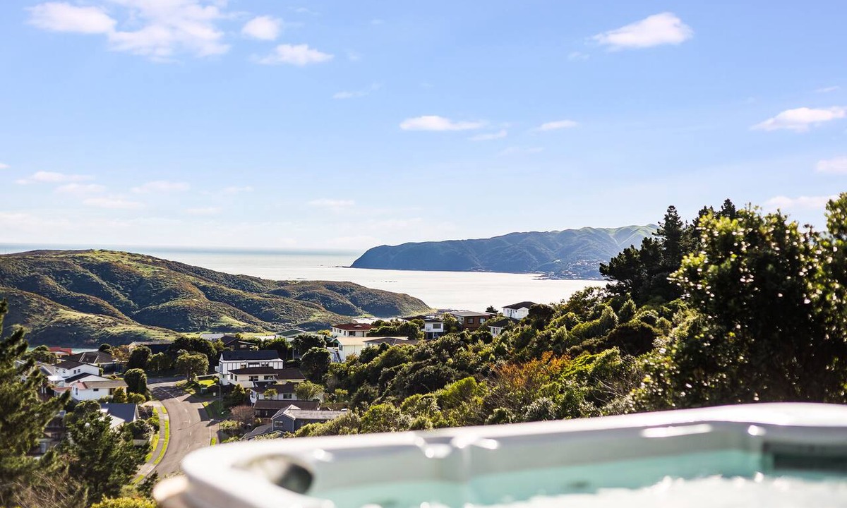 Porirua House | Private Spa, Harbour Views & Trails – Piri's Place