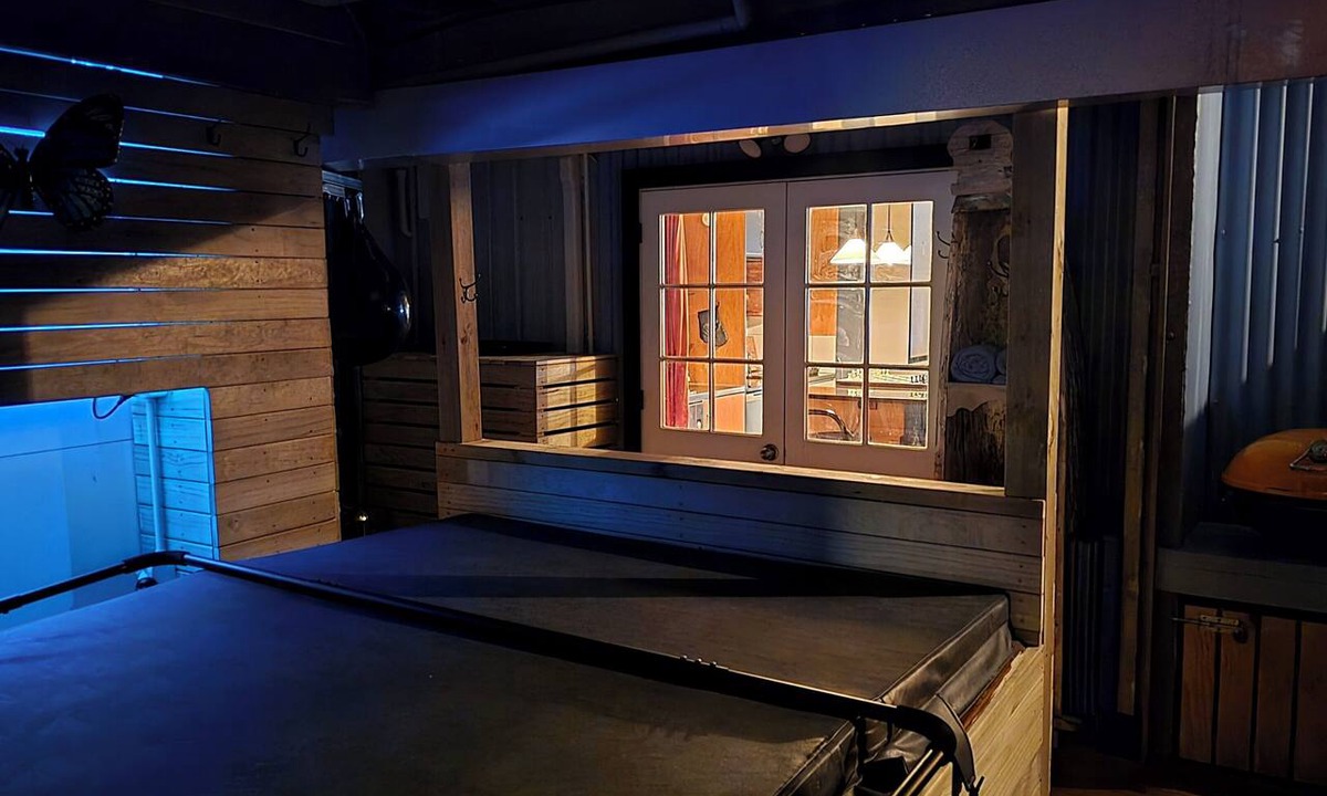 Wellington Apartment | Private Wellington Retreat centrally located, jacuzzi, bbq, theatre & much more!