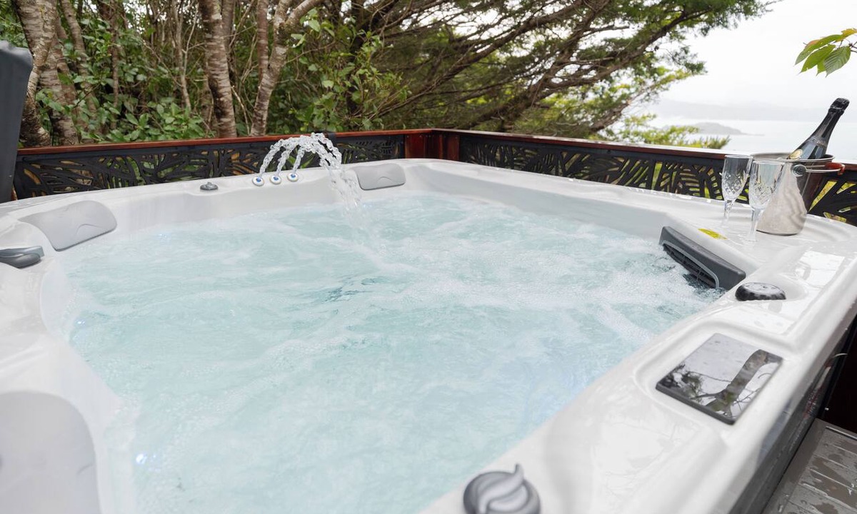 Newlands House | Pukehuia Paradise – Private Spa Retreat with Wellington Harbour Views