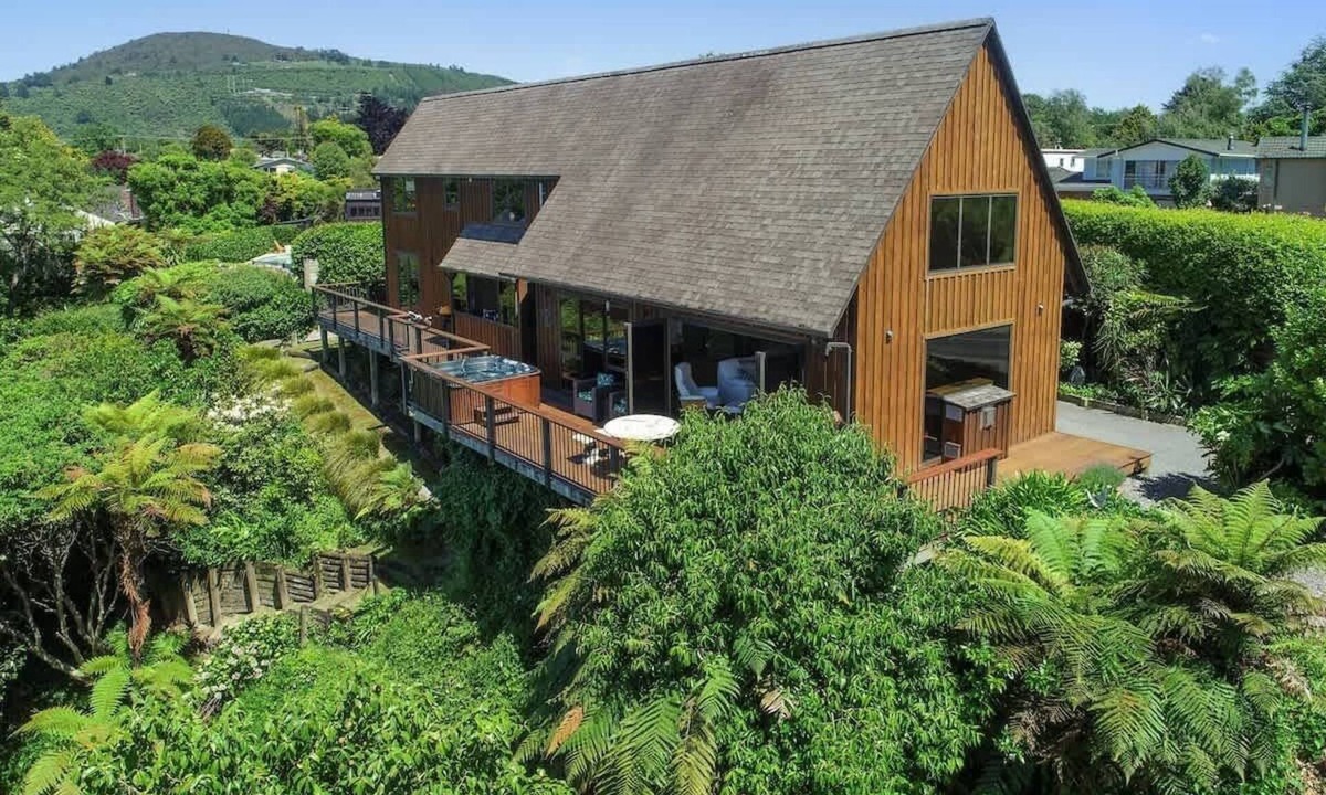 Kawaha Point House | Pukeko Landing - Lake Views, Spa Pool, Sleeps 7