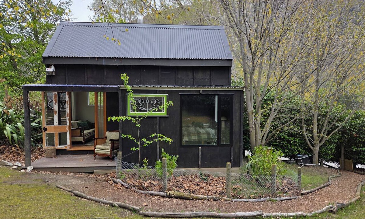 Gibbston Cottage | Queenstown cycle trail tiny house accommodation - please note, no vehicle access