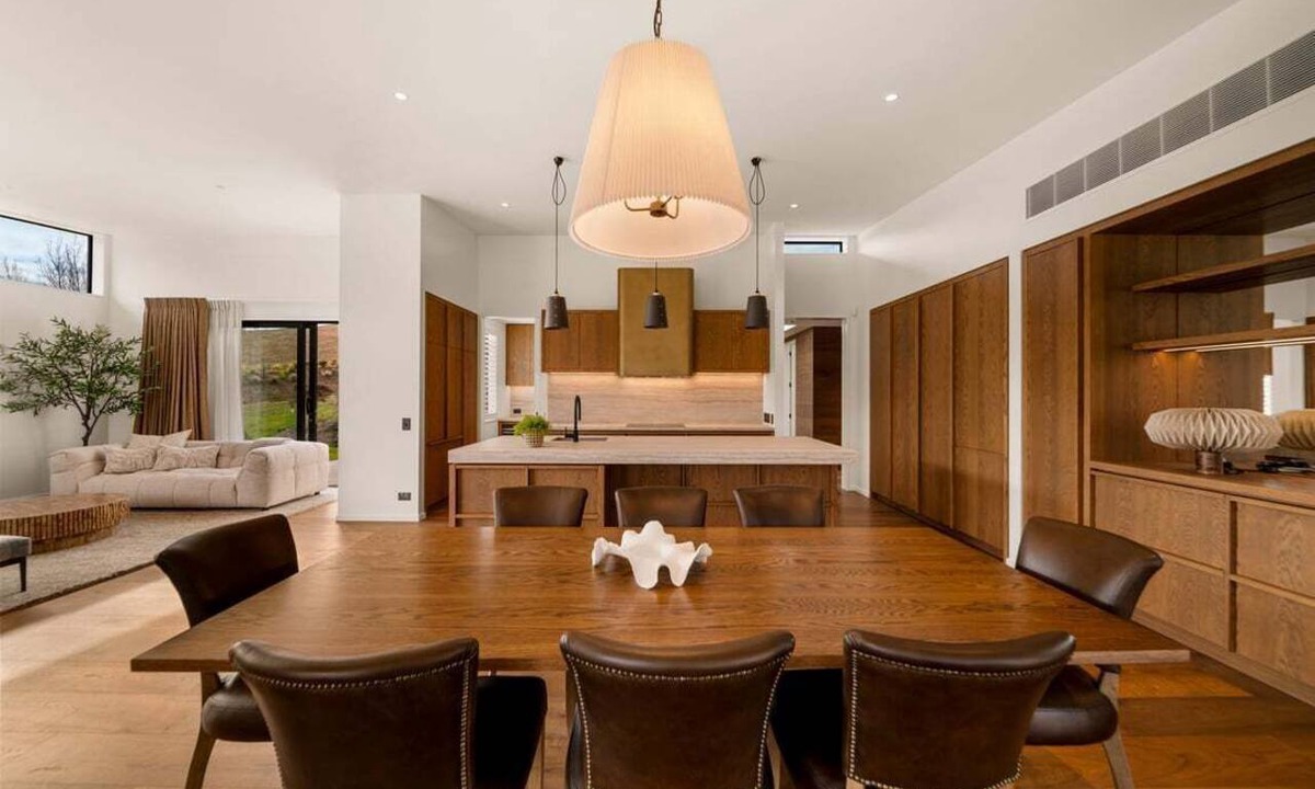Dalefield Villa | Quiet Luxury, 10 Mins from CBD with views to Coronet and The Remarkable Mtns