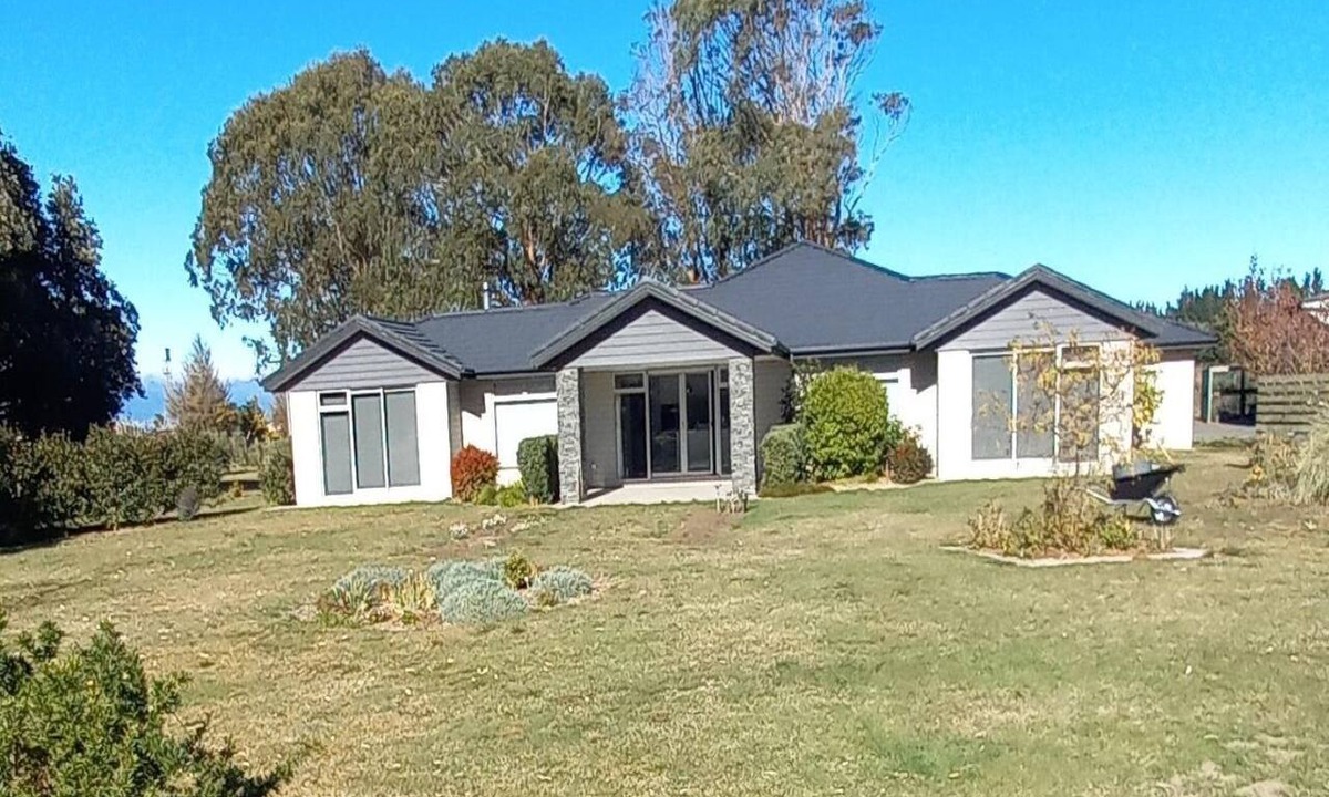 Foxton House | Quiet retreat, close to fantastic fishing. Plenty of space, pet friendly.