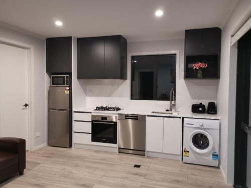 Hamilton House | Rabbits Home- Secure Gated Parking, River Road Executive