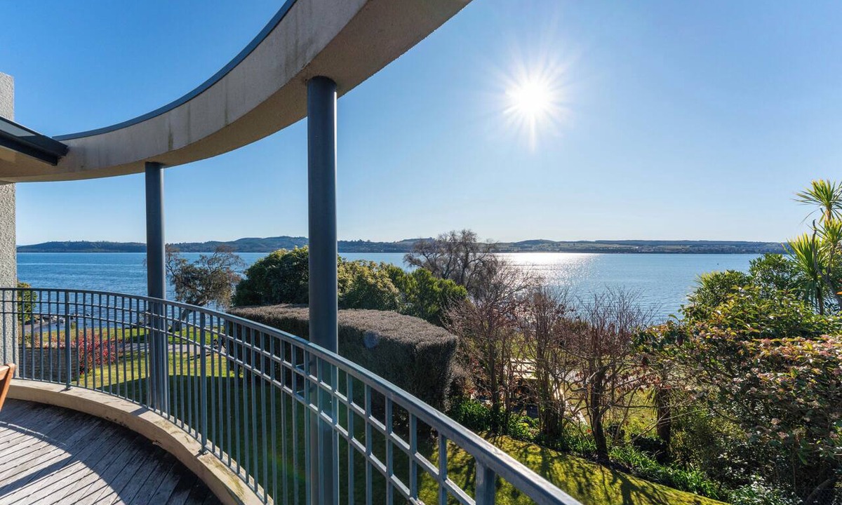 Rainbow Point House | Rainbow Point Yacht Club - Taupo Holiday Home