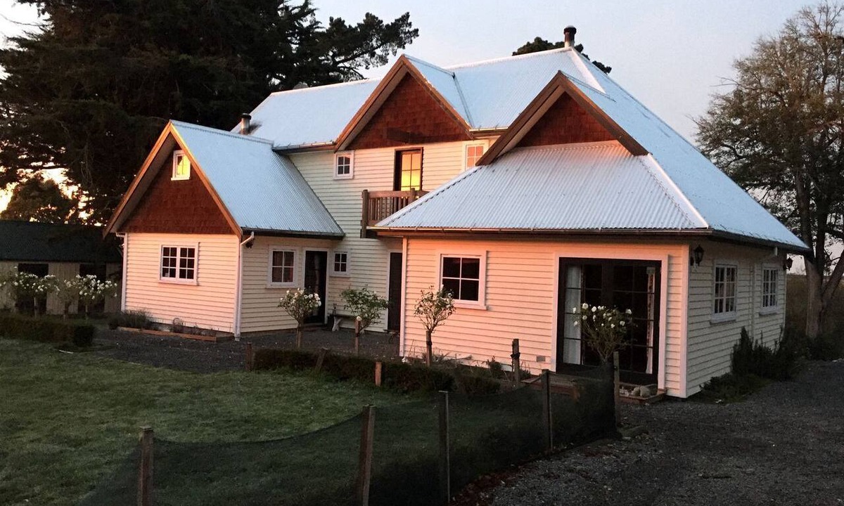 Windwhistle Cabin | Recently Refurbished Cabin with Fantastic Views near Mount Hutt, New Zealand