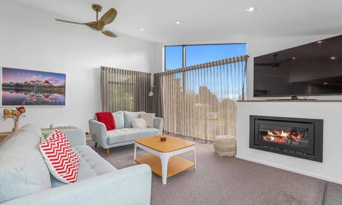 Lynmore House | Redwoods Getaway - 100m to the Trails, Sleeps 7