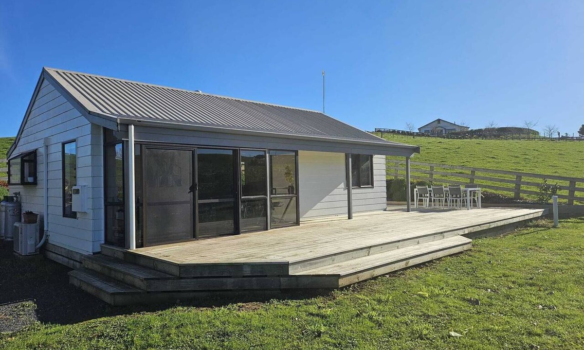 Richmond Downs Cottage | Relax in modern comfort surrounded by rolling hills of the surrounding farm land