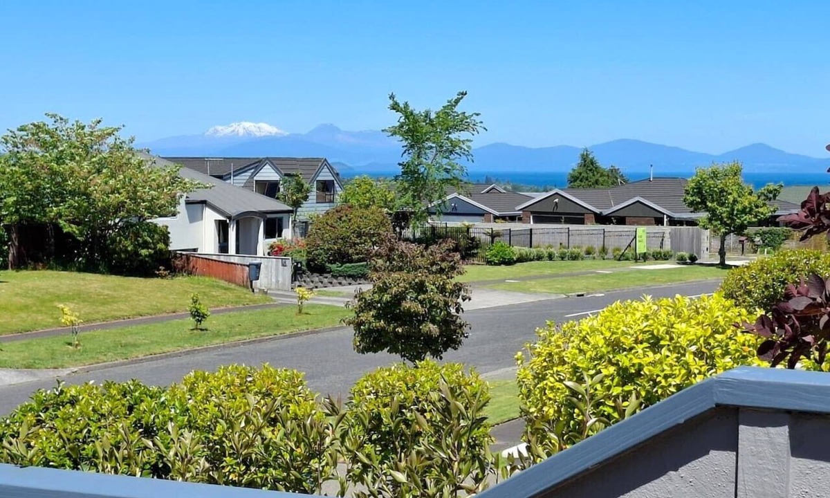 Waipahihi House | Relax & Unwind Close to Lake & Town