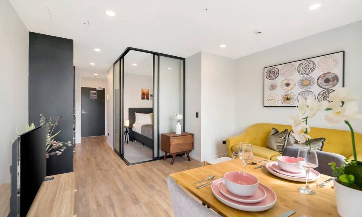 Newton Apartment | Relaxing City Center Studio Close to Queen St