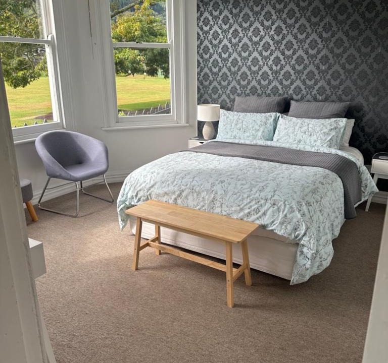 Nelson South House | Relaxing sunny Nelson retreat, balcony views, short walk to CBD