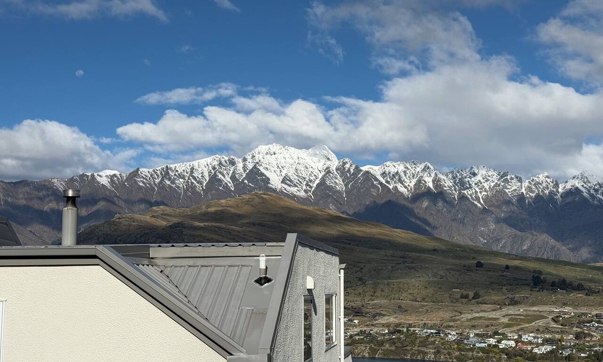 Queenstown House | Remarkable Views, Close to Town
