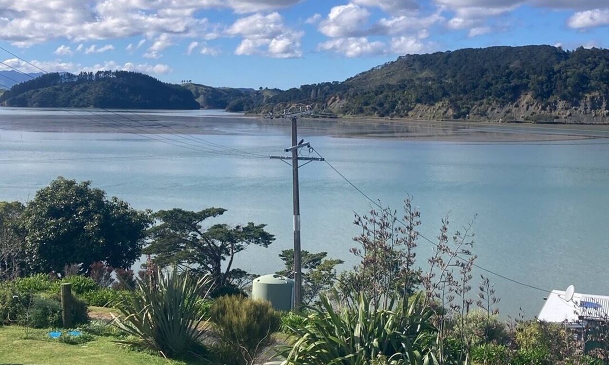 Taharoa House | Remote waterfront bach retreat