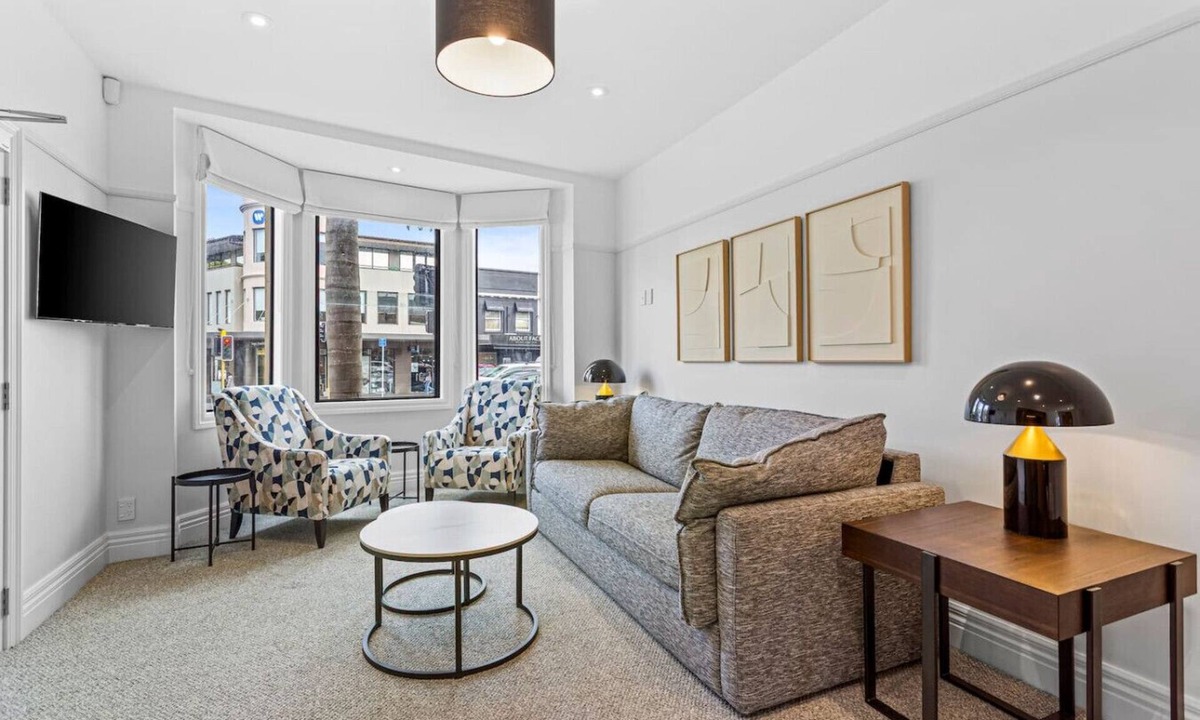St. Mary's Bay Apartment | Renovated Jervois Road King Bed Parking
