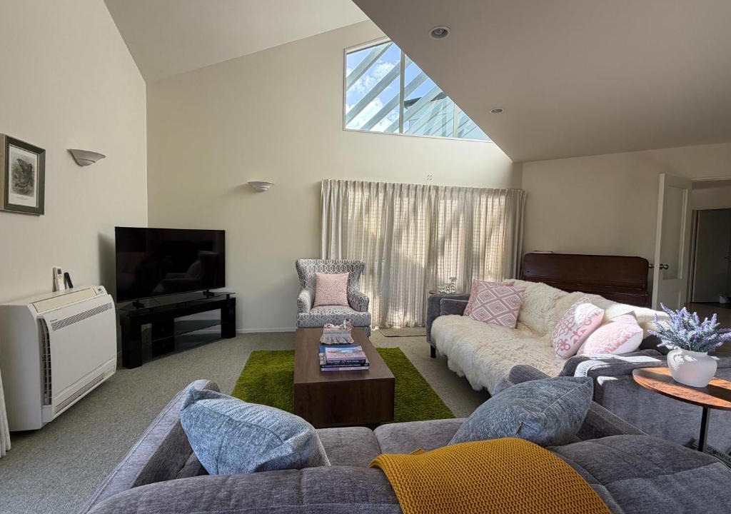 Hamilton North Villa | River Edge Retreat 4 Bedrooms