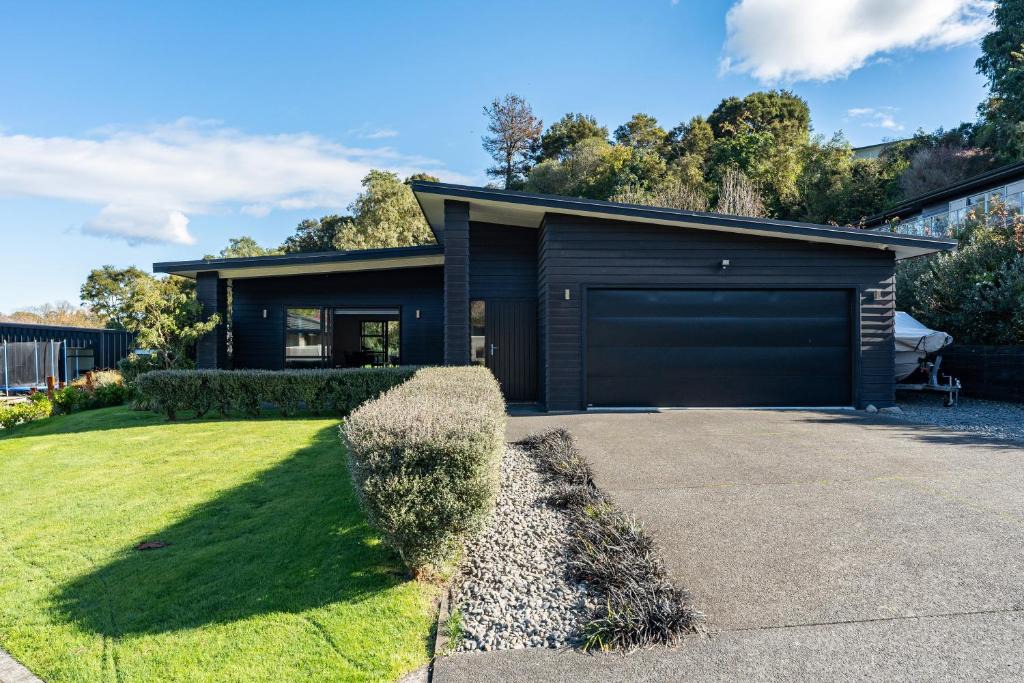 Rangatira Park House | Riverside in gated community, with spa pool and WI-FI